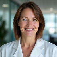 Porträt von Dr. Sarah Müller, einer erfahrenen Ernährungsmedizinerin.